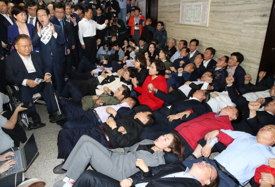 국회 패스트트랙 충돌 사건을 수사한 검찰이 2일 자유한국당 황교안 대표, 나경원 전 원내대표와 더불어민주당 이종걸 의원 등 여야 의원 28명, 보좌진·당직자 8명 등 총 37명을 불기소 또는 약식 기소했다. 사진은 지난해 4월 26일 나경원 원내대표 등 자유한국당 의원들이 사법개혁특위가 열리는 국회 회의실 앞에 드러누워 이상민 위원장 등 참석자 진입을 막는 모습. 연합뉴스